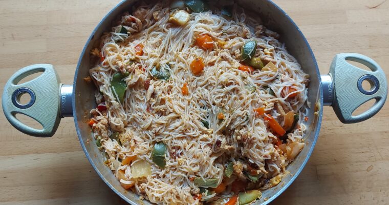 FIDEOS CHINOS CON POLLO, VERDURAS Y SALSA AGRIDULCE