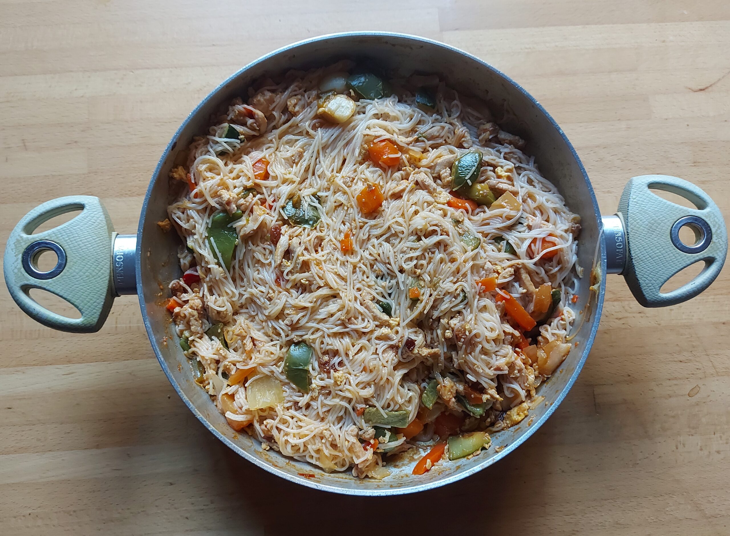 FIDEOS CHINOS CON POLLO, VERDURAS Y SALSA AGRIDULCE