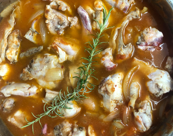 Conejo con salsa de verduras