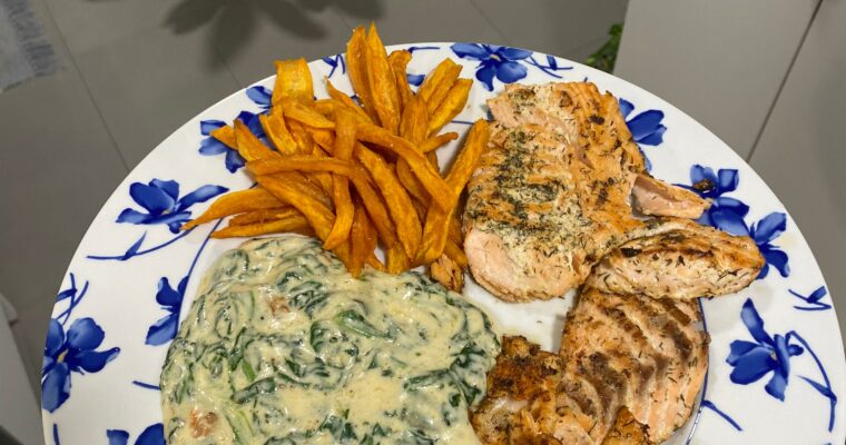Salmón con espinacas cremosas