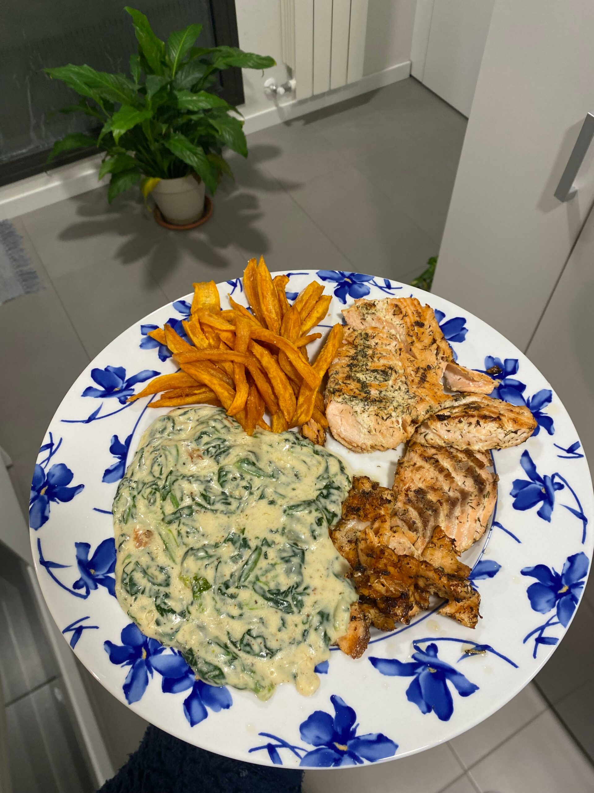 Salmón con espinacas cremosas