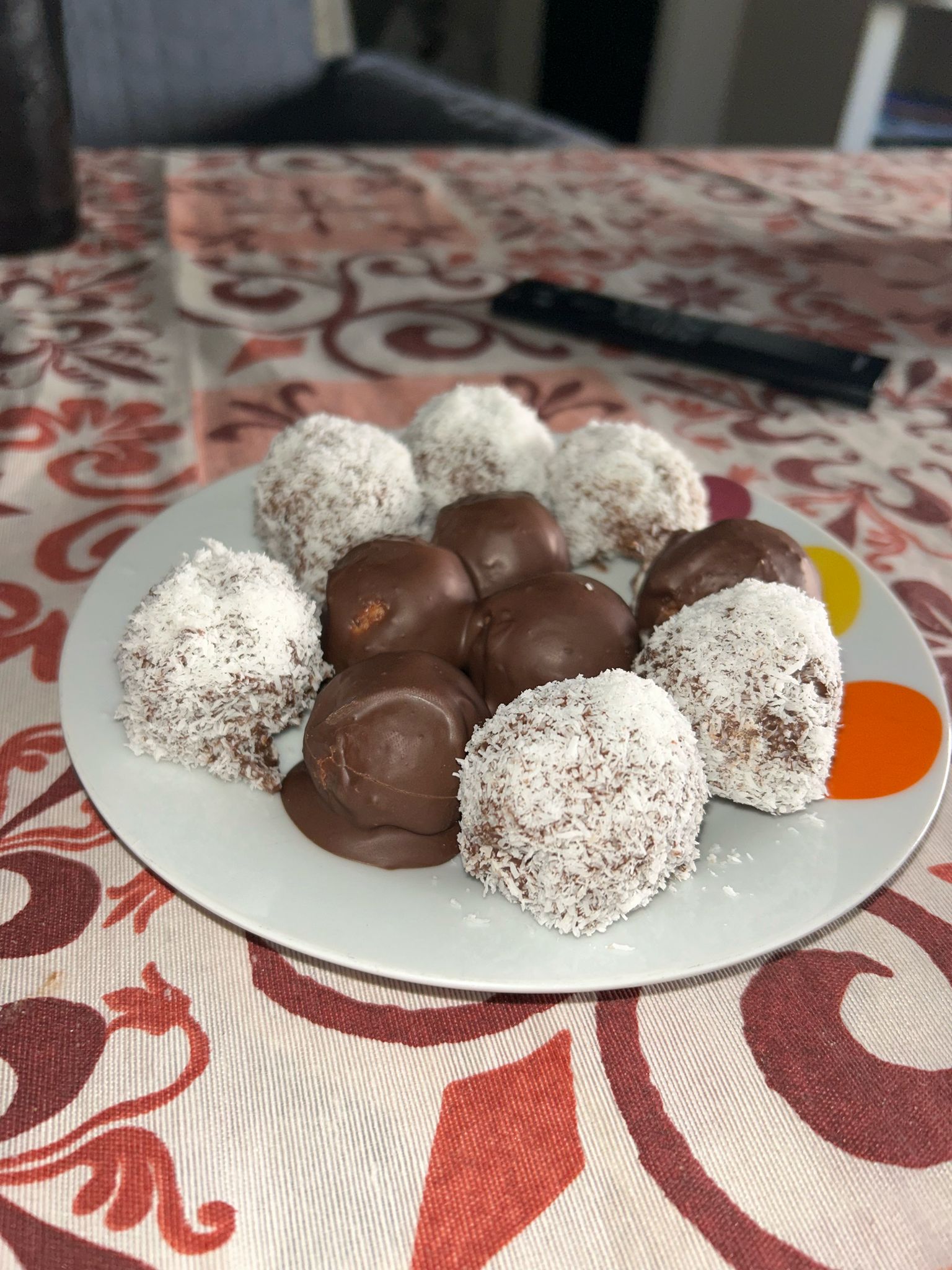 Bombones de Coco y Chocolate: Un Bocado Irresistible
