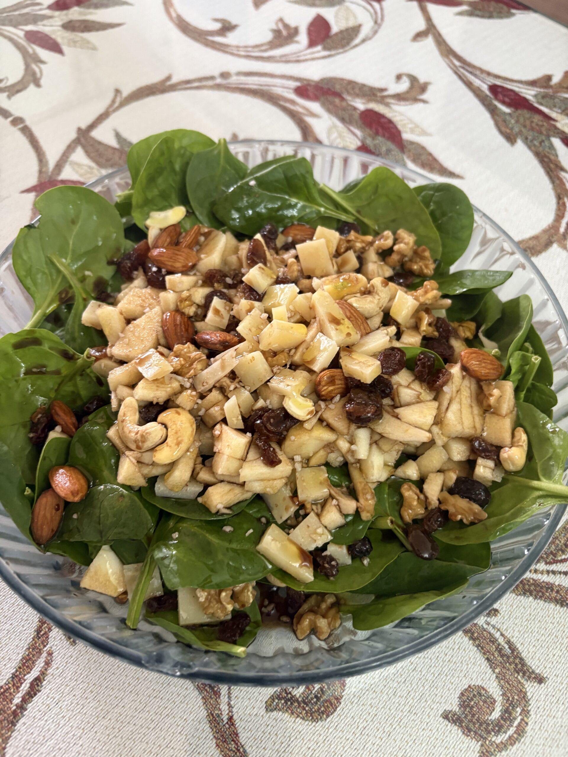 ENSALADA DE ESPINACAS, QUESO, MANZANA Y FRUTOS SECOS.