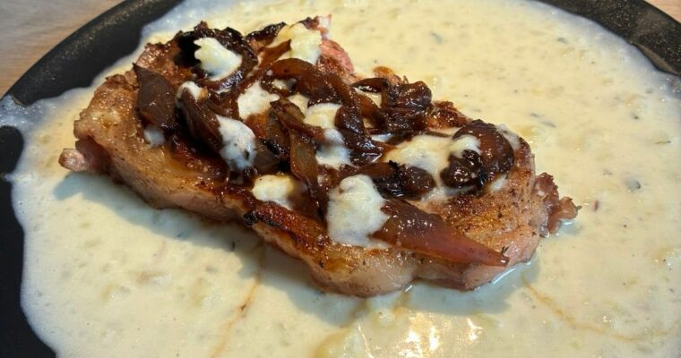 ENTRECOT CON CEBOLLA CARAMELIZADA Y SALSA CREMOSA DE PATATAS