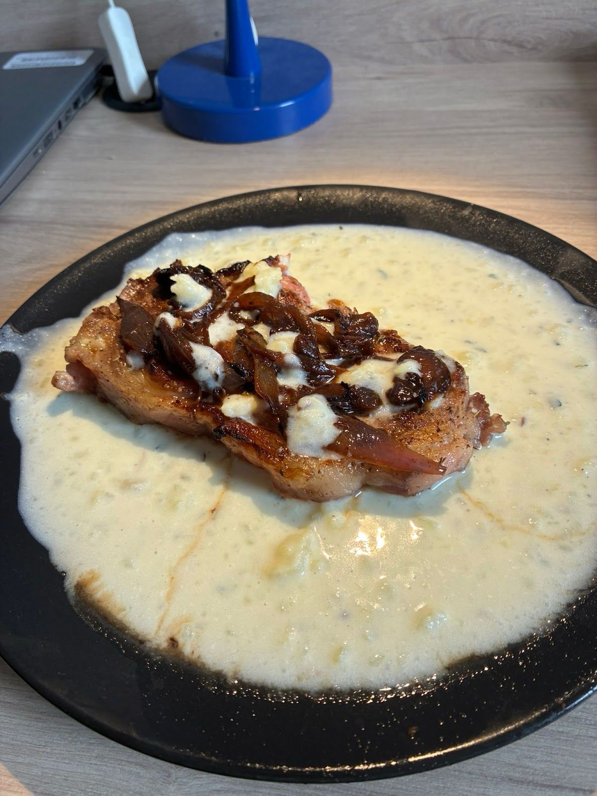 ENTRECOT CON CEBOLLA CARAMELIZADA Y SALSA CREMOSA DE PATATAS