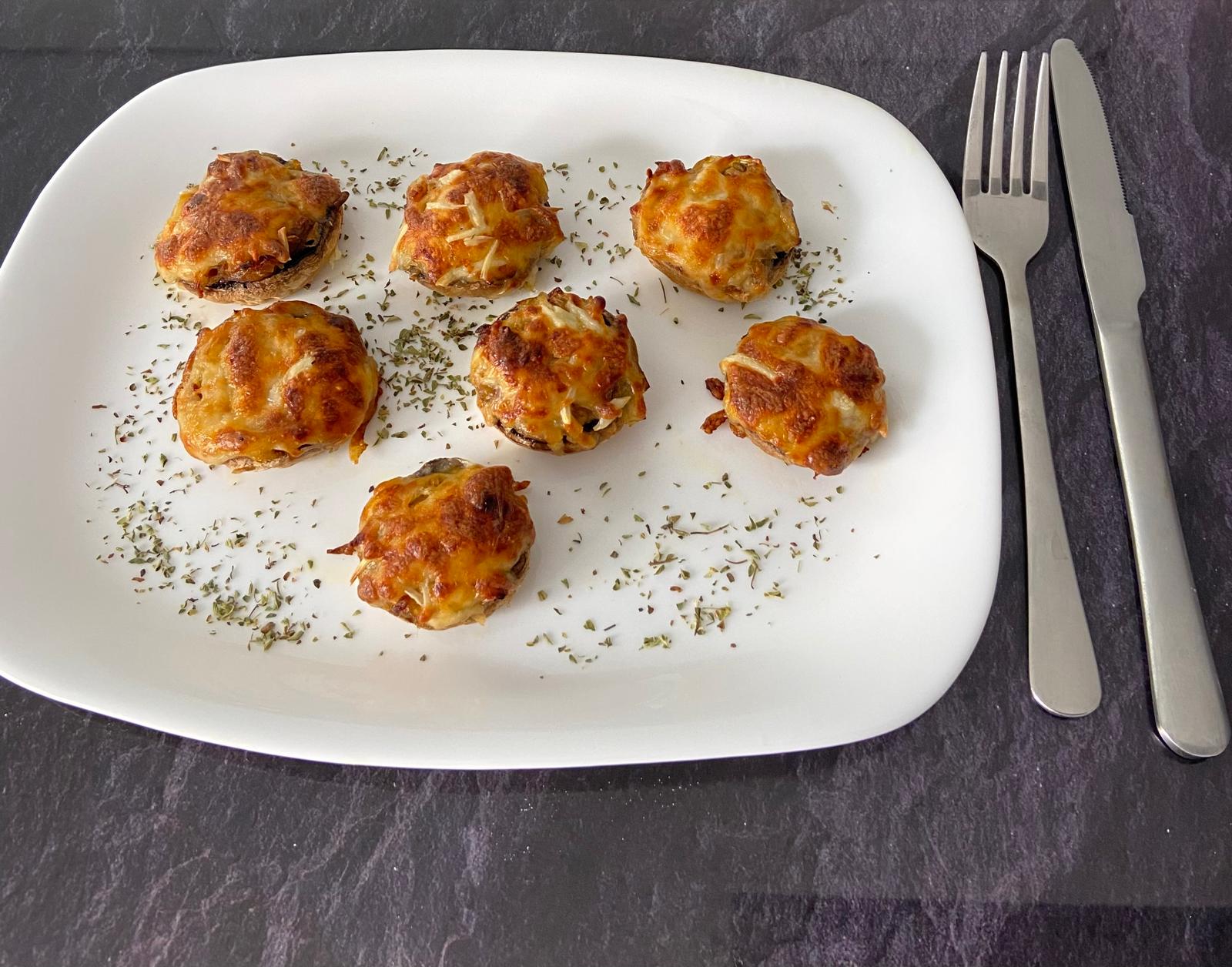 Champiñones rellenos de puerro y dátil