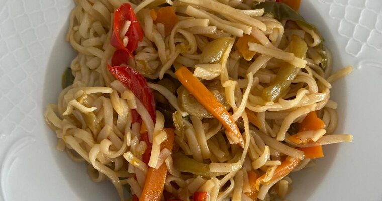 Noodles con verduras salteadas