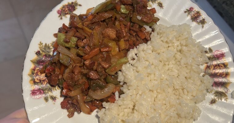 Verduras salteadas con soja texturizada y arroz