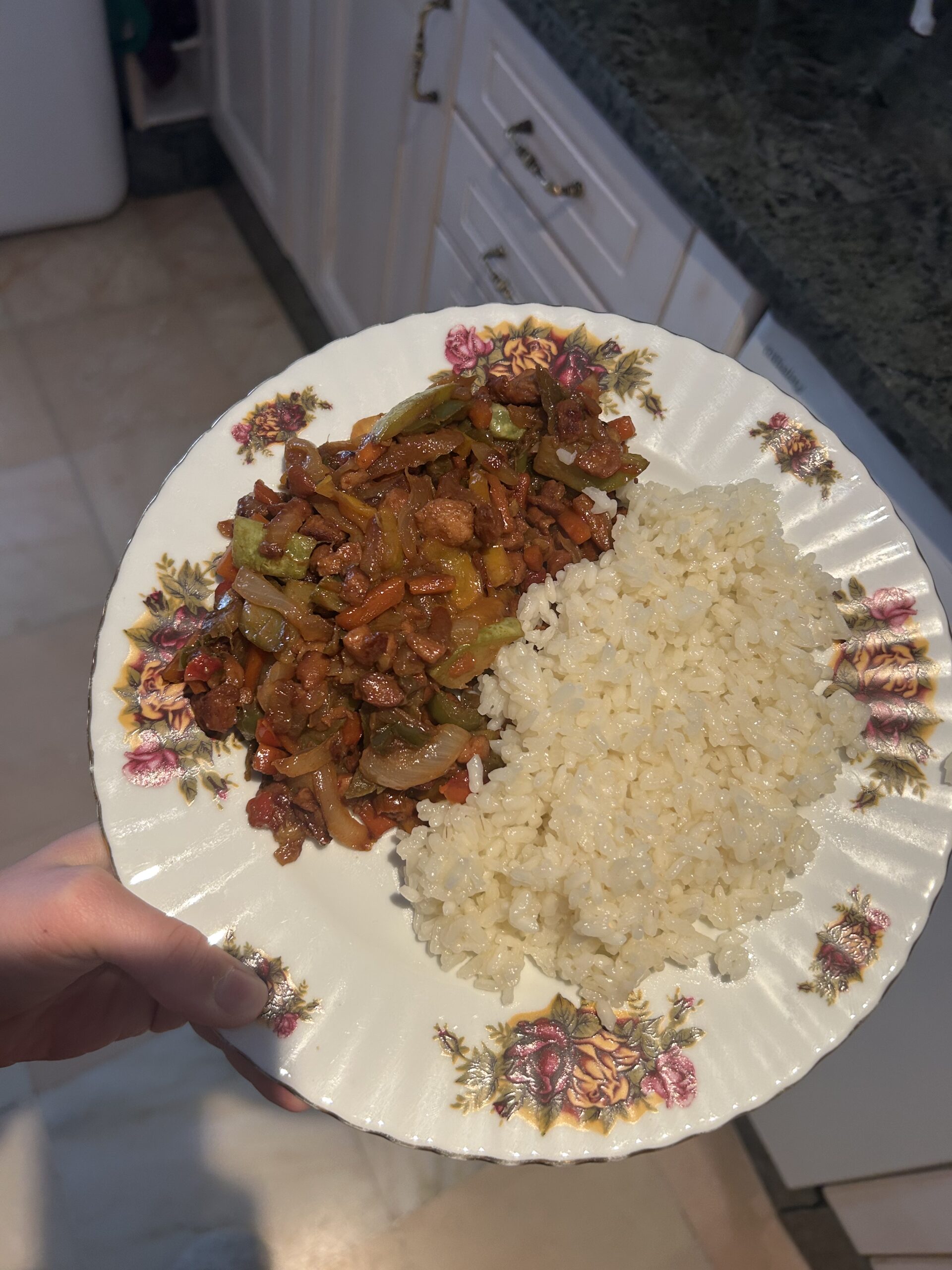 Verduras salteadas con soja texturizada y arroz