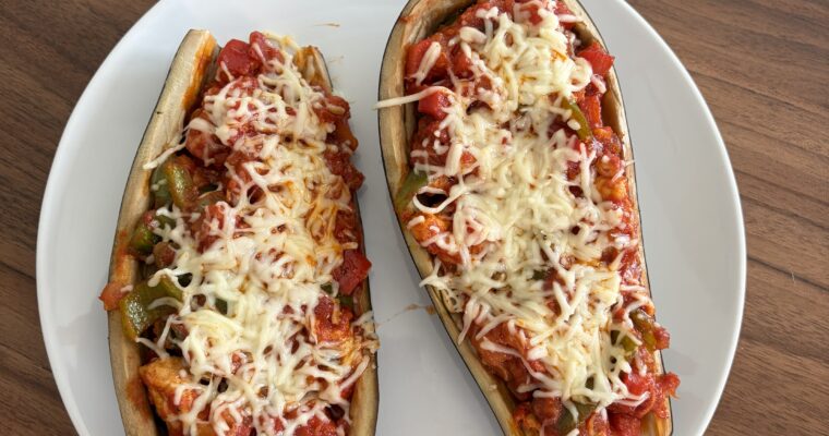 Berenjenas rellenas con pollo, pimientos, cebolla y queso
