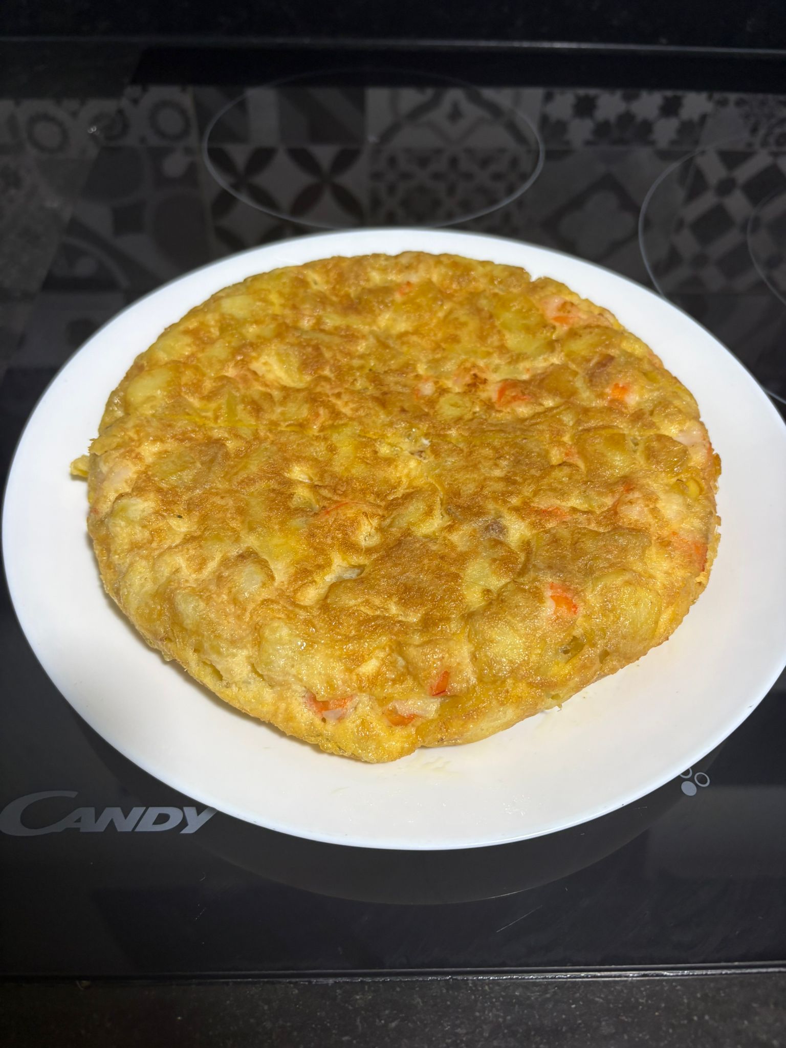 Tortilla de Patatas con Langostinos.