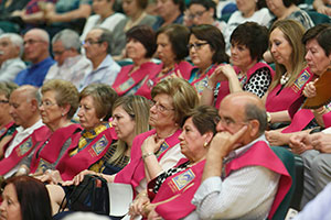 Alumnos y alumnas del aula de mayores en el Paraninfo