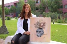 Ana Rocío Conde con su obra “Our ticket brain”