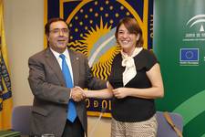 La consejera Elena Cortés y el rector de la UPO Vicente Guzmán